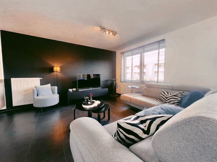 Op een boogscheut van het centrum van Brugge ligt ruim appartement met 2 slaapkamers.  Gelegen op de eerste verdieping van een kleinschalige residenti